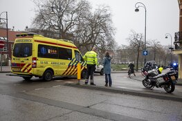 Jonge dame hard ten val op het Houtplein in Haarlem
