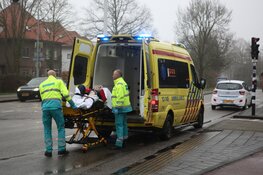 Fietser rijdt door rood en schrikt van auto uit uitrit