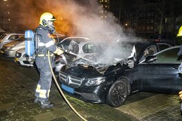 Geparkeerde taxi uitgebrand in Arnostraat