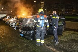 Geparkeerde taxi uitgebrand in Arnostraat