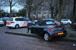 Auto botst tegen ondergrondse vuilcontainer na botsing