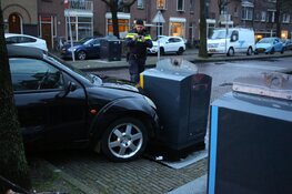 Auto botst tegen ondergrondse vuilcontainer na botsing