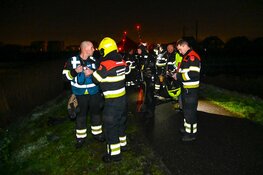 Zoekslag na fietslampje in het water in Heemskerk