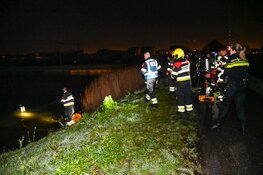Zoekslag na fietslampje in het water in Heemskerk