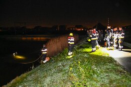Zoekslag na fietslampje in het water in Heemskerk