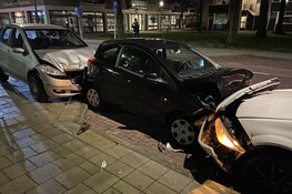 Automobilist ramt geparkeerde auto&#39;s, inzittende slaat op de vlucht