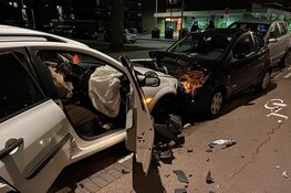 Automobilist ramt geparkeerde auto&#39;s, inzittende slaat op de vlucht