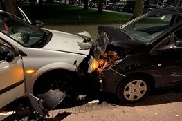 Automobilist ramt geparkeerde auto&#39;s, inzittende slaat op de vlucht