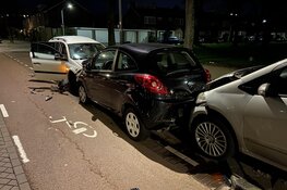 Automobilist ramt geparkeerde auto&#39;s, inzittende slaat op de vlucht