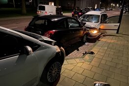 Automobilist ramt geparkeerde auto&#39;s, inzittende slaat op de vlucht