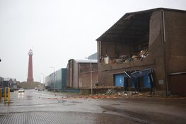 Loods in haven IJmuiden stort gedeeltelijk in
