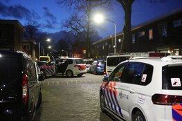 Agenten in kogelwerende vesten houden verdachte aan in woning Haarlem
