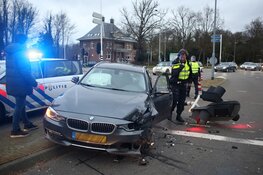 Automobilist vliegt uit de bocht en rijdt verkeerslicht omver