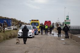 Omstanders gooien reddingsboei naar drenkeling in IJmuiden
