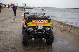 Omstanders gooien reddingsboei naar drenkeling in IJmuiden