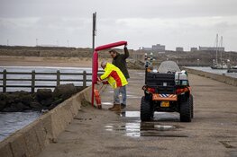 Omstanders gooien reddingsboei naar drenkeling in IJmuiden