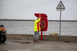 Omstanders gooien reddingsboei naar drenkeling in IJmuiden