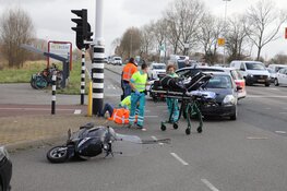 Vrouw gewond bij aanrijding scooter auto in Haarlem