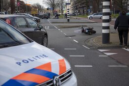 Vrouw gewond bij aanrijding scooter auto in Haarlem