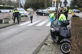 Scooterrijder naar het ziekenhuis na aanrijding op rotonde
