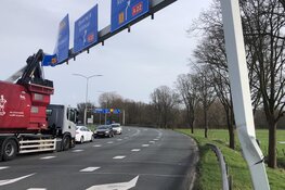 Bestuurder vrachtwagen rijdt constructie met wegbewijzering uit de grond