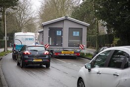 Bijzonder transport vast op de Zandvoorterweg in Aerdenhout