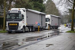 Bijzonder transport vast op de Zandvoorterweg in Aerdenhout