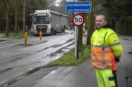 Bijzonder transport vast op de Zandvoorterweg in Aerdenhout