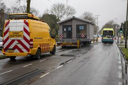 Bijzonder transport vast op de Zandvoorterweg in Aerdenhout