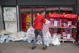 Pallets met WC rollen vliegen de winkel uit