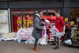 Pallets met WC rollen vliegen de winkel uit