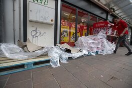 Pallets met WC rollen vliegen de winkel uit