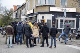Lange rijen voor coffeeshop na corona-sluiting