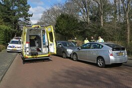 Automobilist raakt onwel en botst tegen andere auto aan in Bentveld
