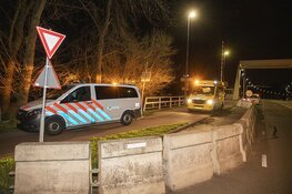 Vrouw te water langs de Schouwbroekerbrug in Heemstede