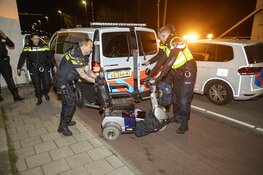 Vrouw te water langs de Schouwbroekerbrug in Heemstede