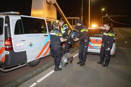 Vrouw te water langs de Schouwbroekerbrug in Heemstede