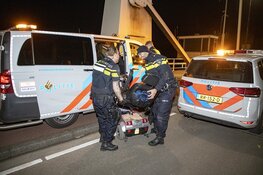 Vrouw te water langs de Schouwbroekerbrug in Heemstede