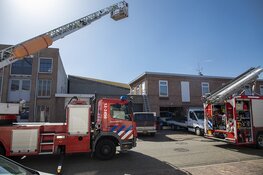 Brandweer groots uitgerukt voor brand op dak IJmuiden