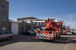 Brandweer groots uitgerukt voor brand op dak IJmuiden