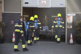 Brandweer groots uitgerukt voor brand op dak IJmuiden