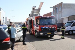 Brandweer groots uitgerukt voor brand op dak IJmuiden