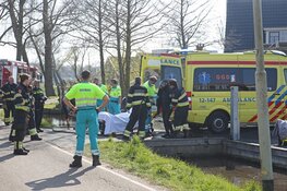 Vrouw rijdt met motor via sloot voortuin binnen
