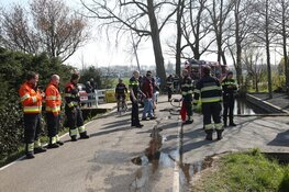 Vrouw rijdt met motor via sloot voortuin binnen