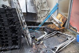 Bedrijfspand Velserbroek loopt schade op door brand pallets