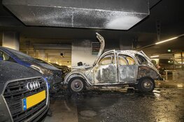 Auto uitgebrand in Raaks parkeergarage