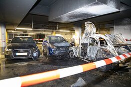 Auto uitgebrand in Raaks parkeergarage