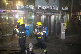 Auto uitgebrand in Raaks parkeergarage