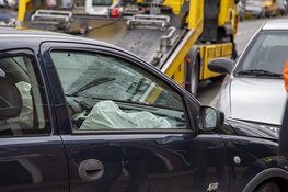 Afgesneden automobilist botst tegen geparkeerde auto