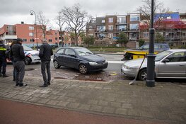 Afgesneden automobilist botst tegen geparkeerde auto